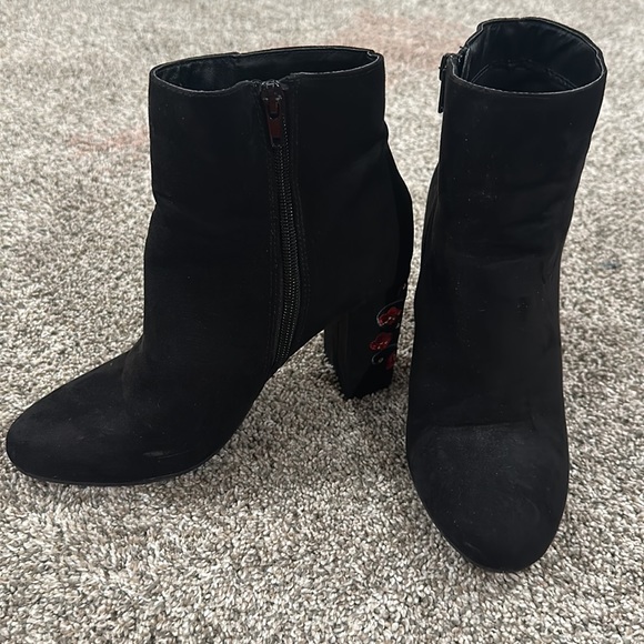 Black boots with embroidered heel - Picture 3 of 5